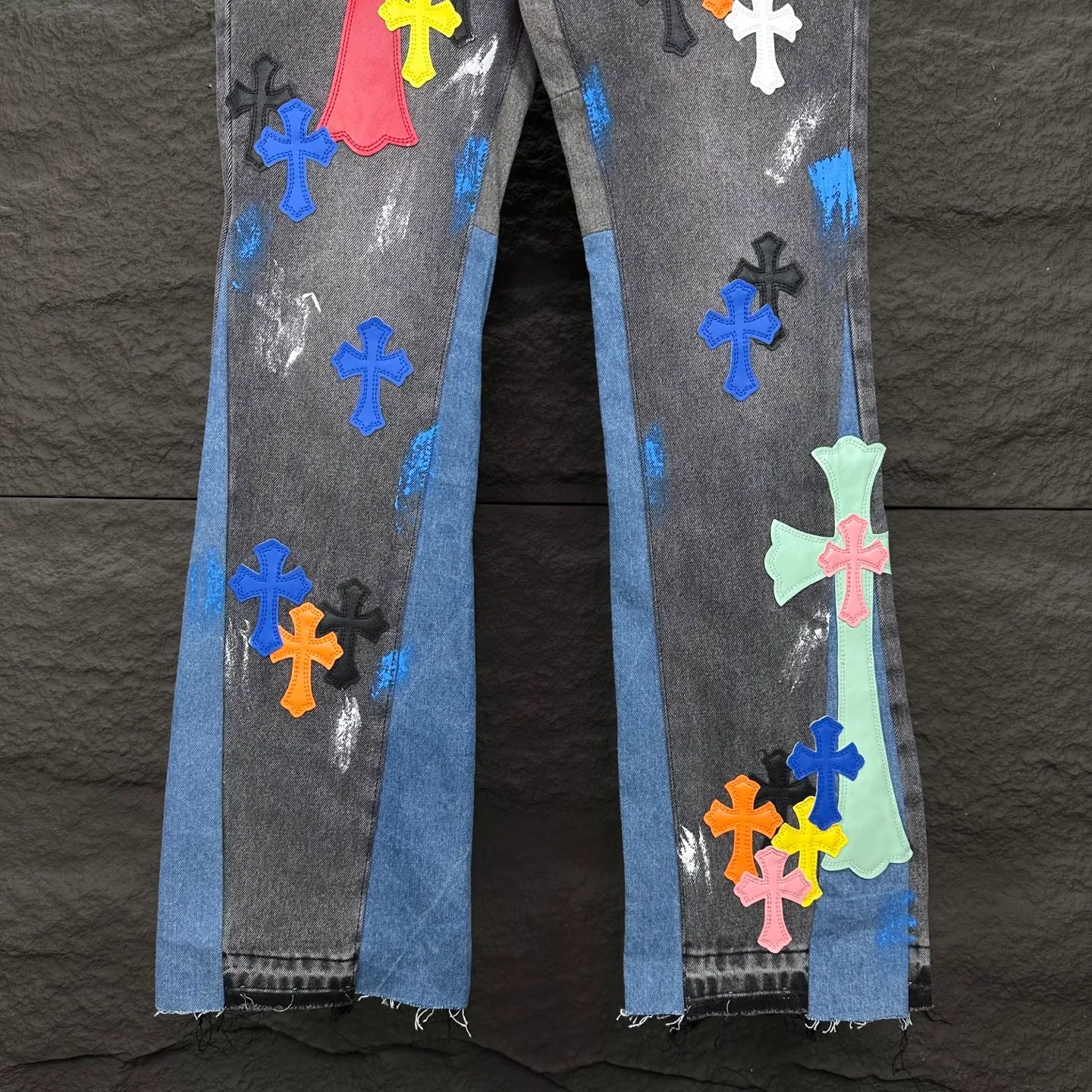 P290 GALLERY DEPT. & Croixin co-branded 2025 new limited-edition hand-painted colorful cross patchwork leather couple's bootcut jeans 🔥High version🔥High version🔥 Top ceiling quality Styles with different washed textures, very friendly to people with thin legs and thick legs, the bootcut version is very flattering leg shape Timeless moderate length, easy to match with casual, basic styling for various styles, a must-have in the wardrobe! The fabric is stiff but also makes the upper body soft without losing texture. The washing process is even more perfect. It is a must-have item for everyone! ! ! Washed wheat, tag, trouser label, three labels complete Color: washed black Size: 28, 30, 32, 34, 36 (five sizes)